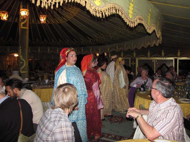 170312_chez ali marrakech zanggroep.jpg - Tijdens het diner worden de tenten bezocht door een zanggroep.